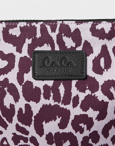 Lala Berlin - Pili Canvas Toilettaske - Burgundy Leo